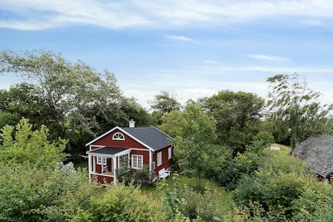 Authentic beautiful wooden house a stone's throw from the beach