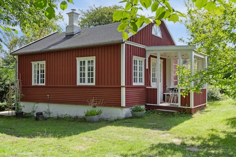 Charming wooden house a stone's throw from beach