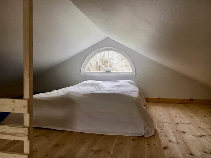 Loftet (andet soveværelse) med dobbeltseng (140 cm) og ekstra madrasser og en vidunderlig udsigt over terrassen og haven. Adgang til loft via stige.