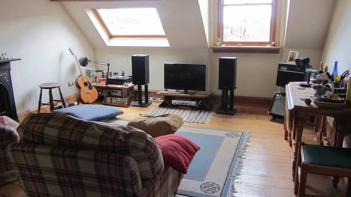 One Of Two Bedrooms In Welcoming Victorian House - Birmingham
