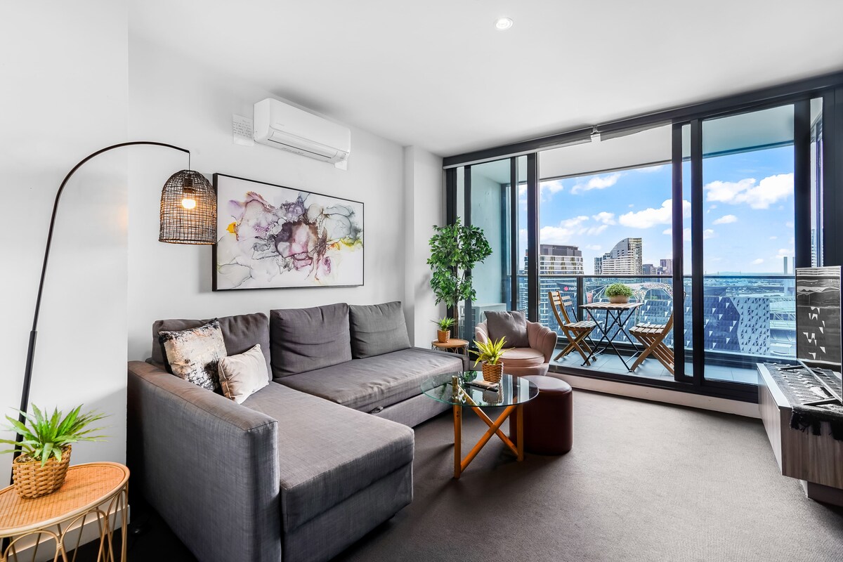 סלון עם ספה נפתחת גדולה