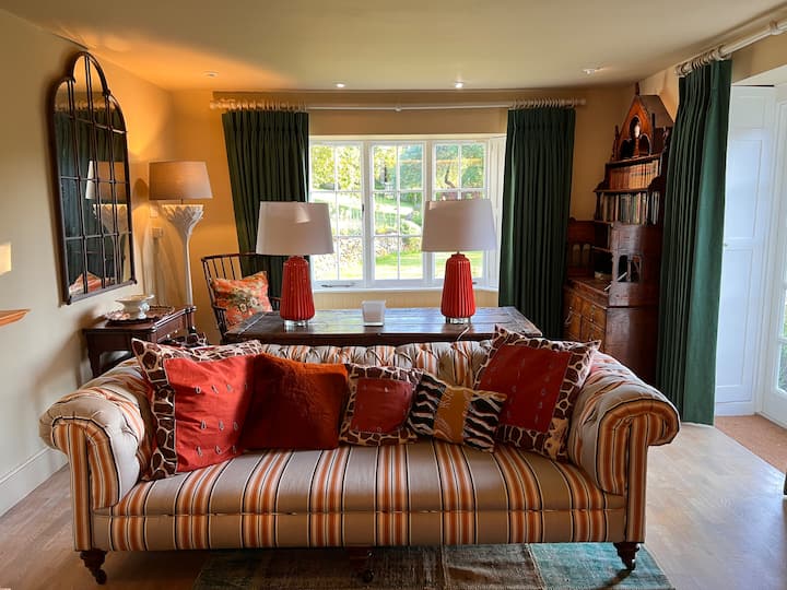 The Irongate - 
Cosy 2 Bed Country Cottage - Midhurst