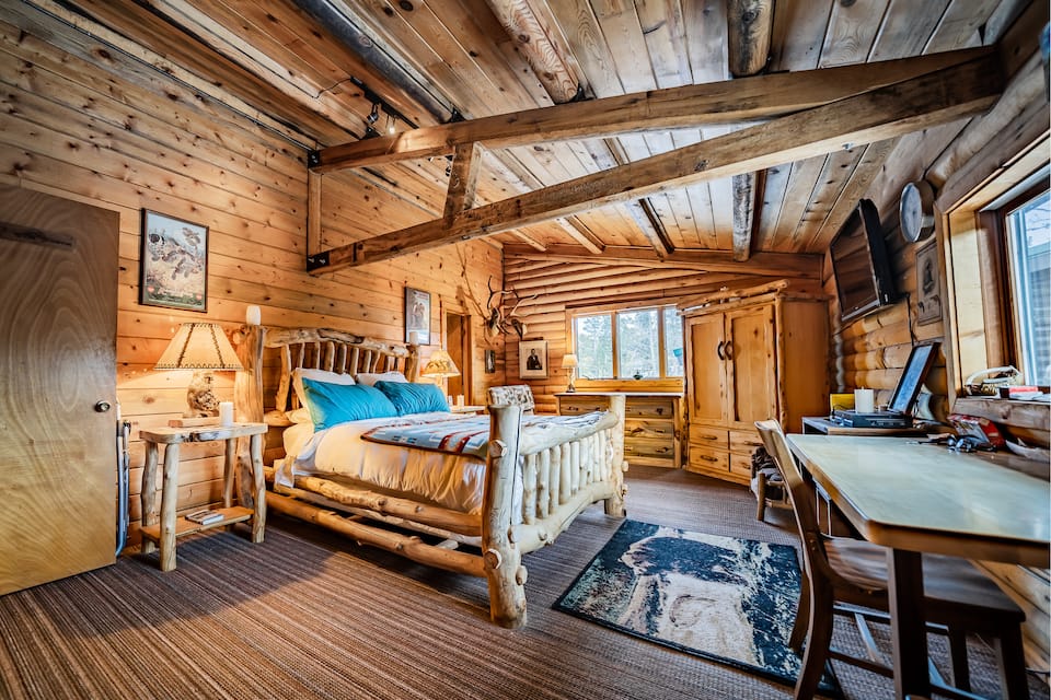 An off-grid log lodge in the national forest, Estes Park, Colorado, USA, photo 7 of 10