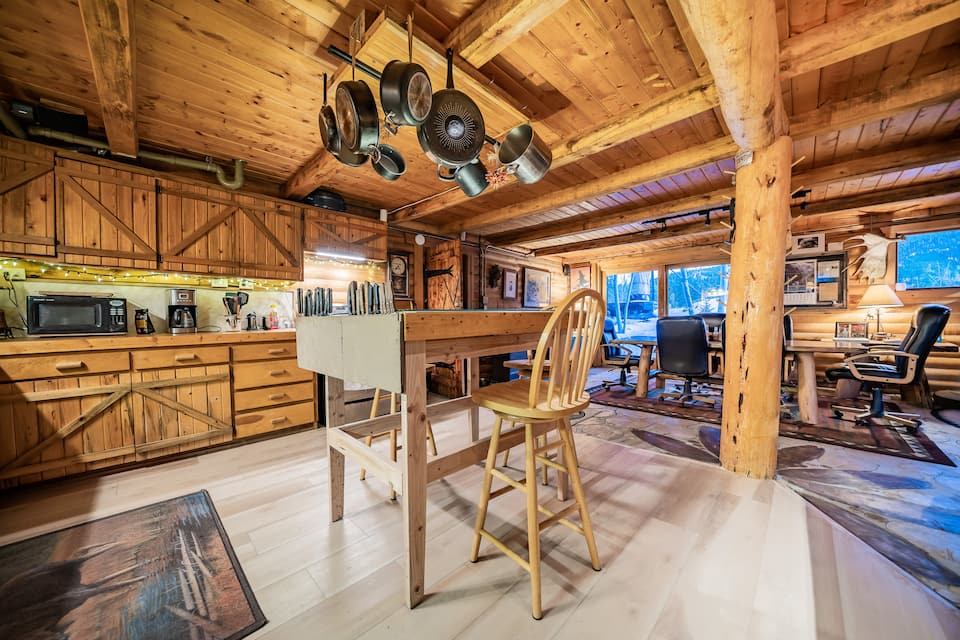 An off-grid log lodge in the national forest, Estes Park, Colorado, USA, photo 10 of 10