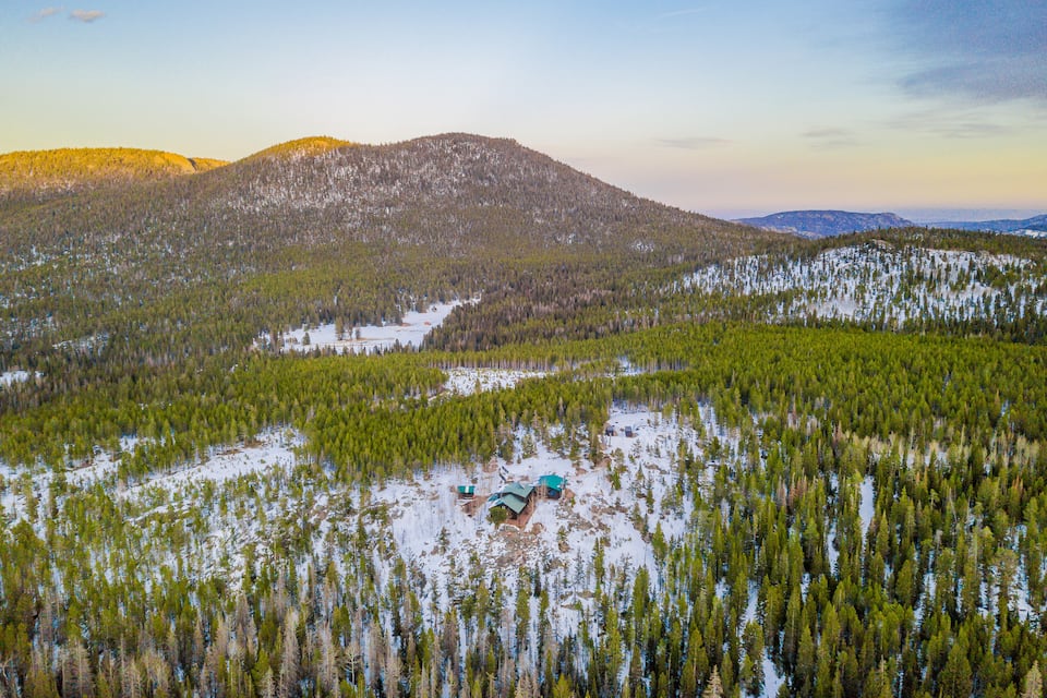 An off-grid log lodge in the national forest, Estes Park, Colorado, USA, photo 3 of 10