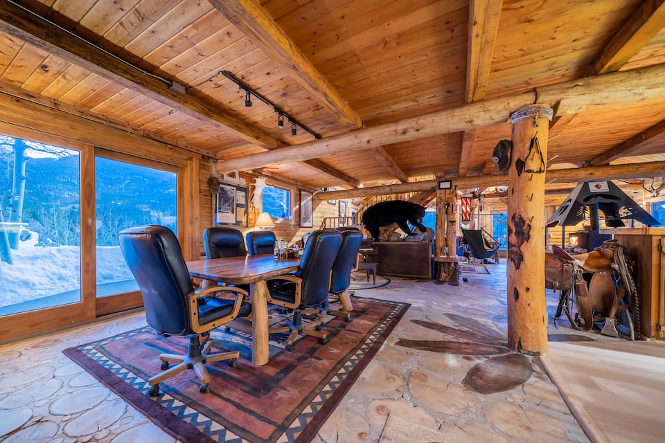 An off-grid log lodge in the national forest, Estes Park, Colorado, USA, photo 6 of 10