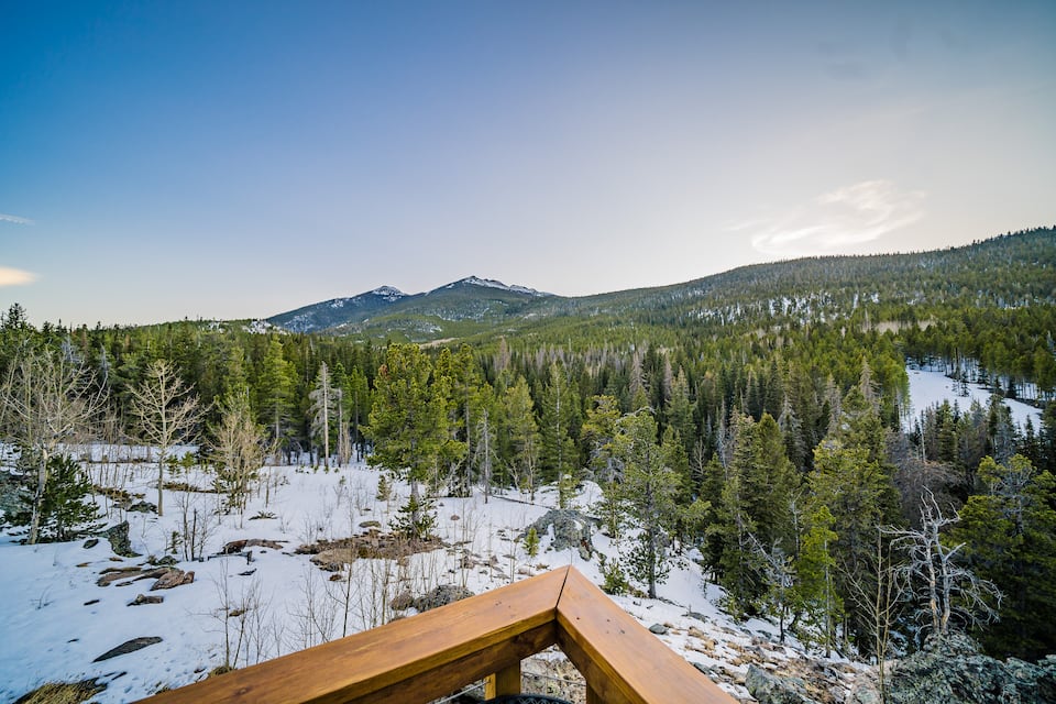 An off-grid log lodge in the national forest, Estes Park, Colorado, USA, photo 8 of 10