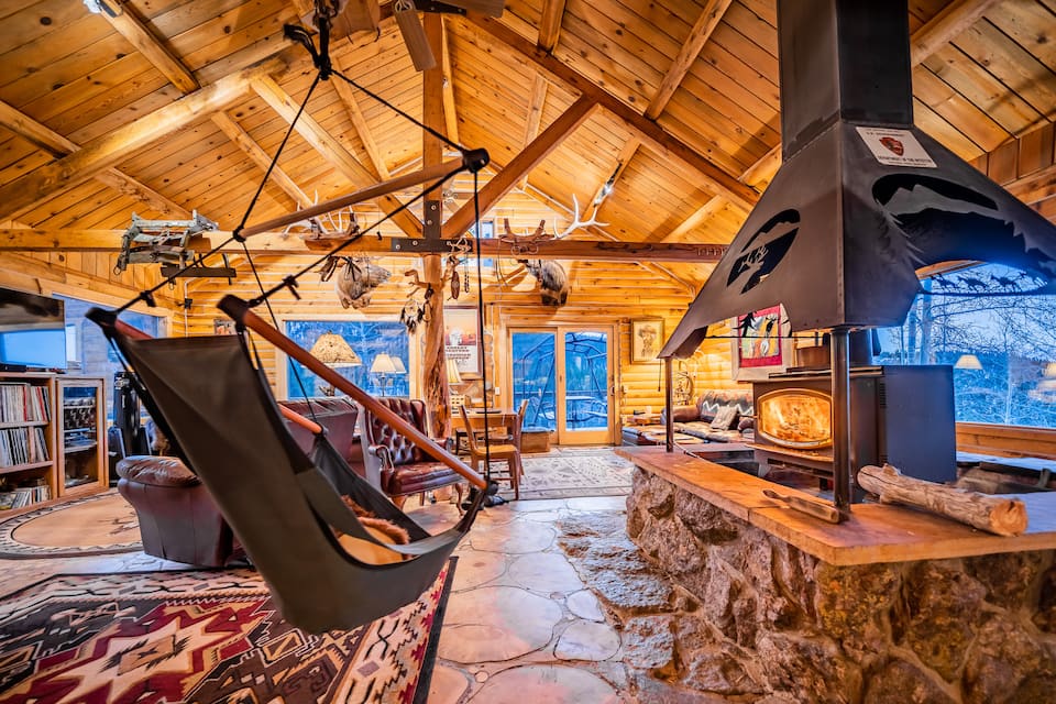 An off-grid log lodge in the national forest, Estes Park, Colorado, USA, photo 4 of 10