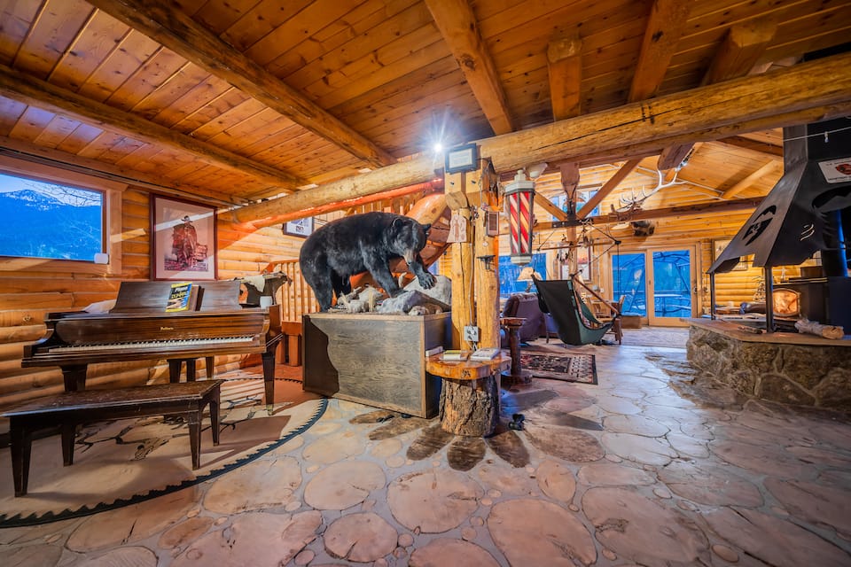 An off-grid log lodge in the national forest, Estes Park, Colorado, USA, photo 2 of 10