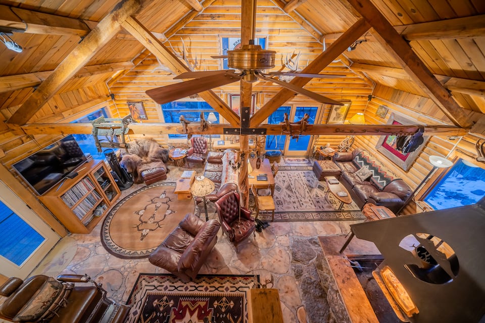 An off-grid log lodge in the national forest, Estes Park, Colorado, USA, photo 1 of 10