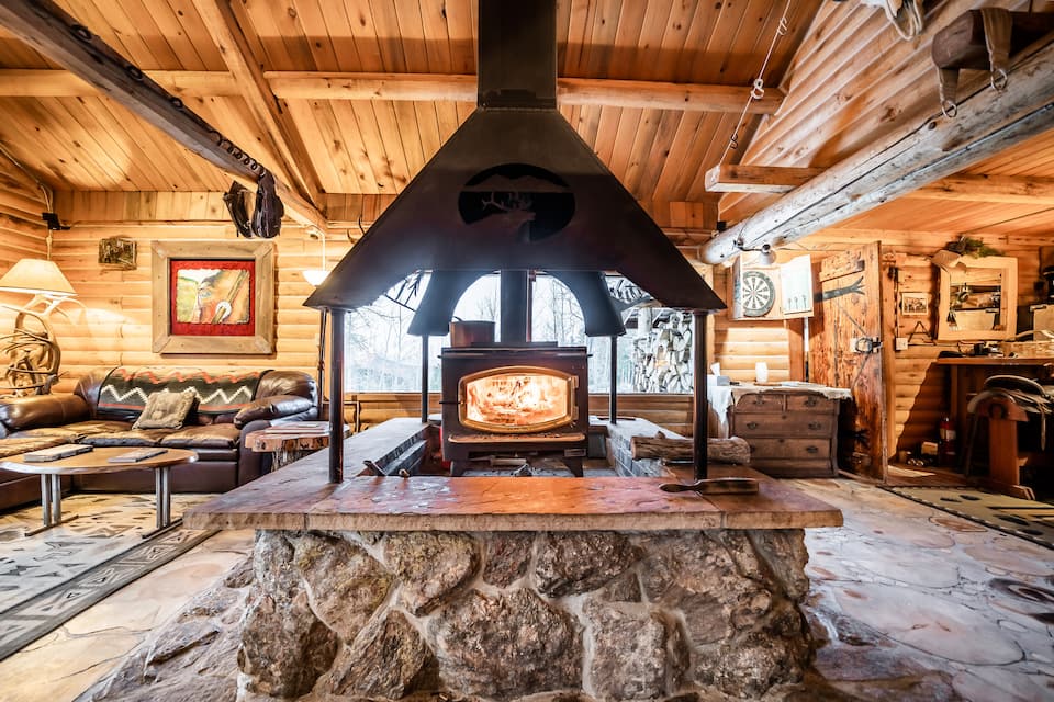 An off-grid log lodge in the national forest, Estes Park, Colorado, USA, photo 5 of 10