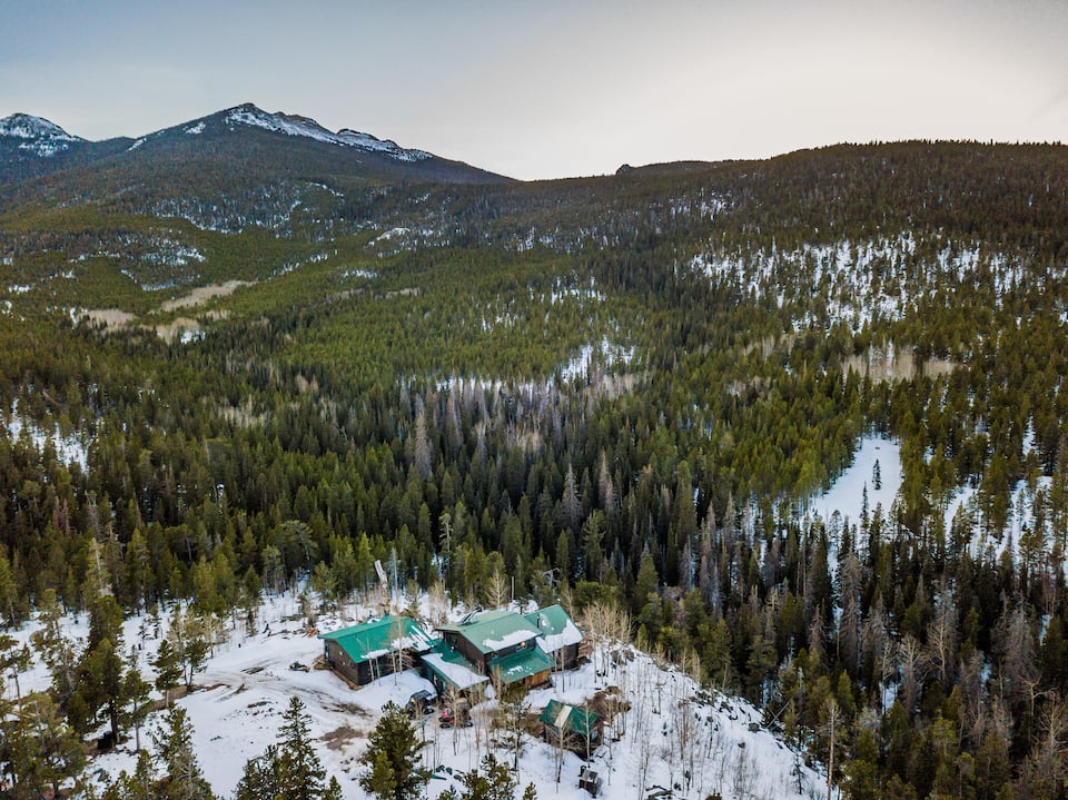 An off-grid log lodge in the national forest, Estes Park, Colorado, USA, photo 9 of 10