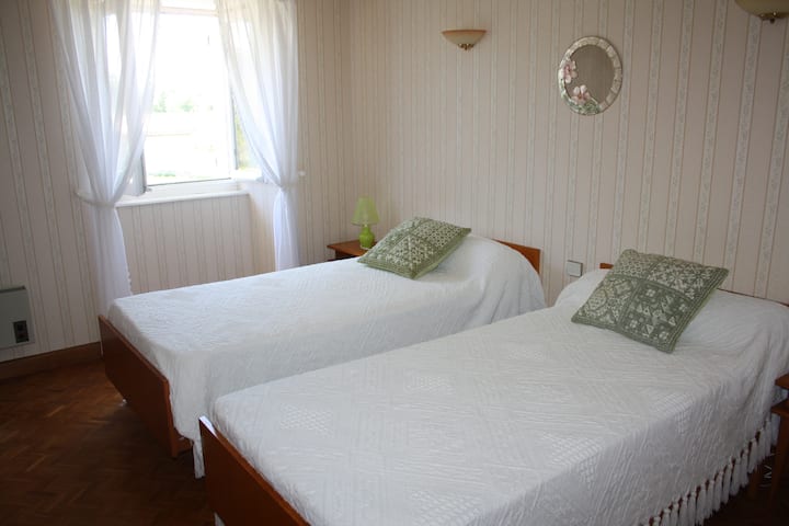 dhomë n° 2 me 2 krevate të vegjël lart