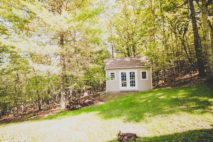 Shed.  Insulated and with a Split A/C Heating Unit.  Dva bračna kreveta (160x200).