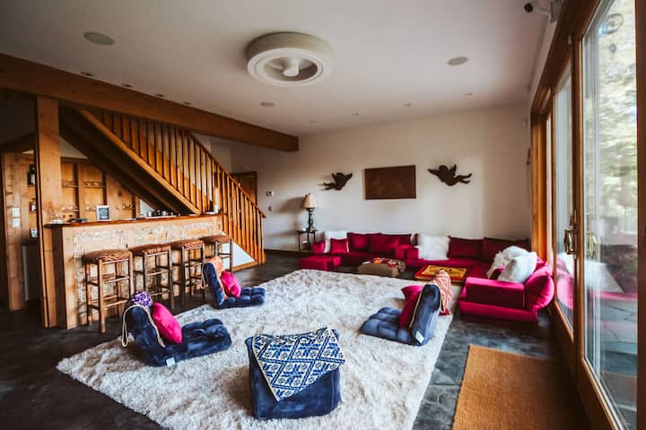 Dovoljno podova za sjedenje i grijani podovi.  Ugrađen bar ispod stepenica s ledomatom.