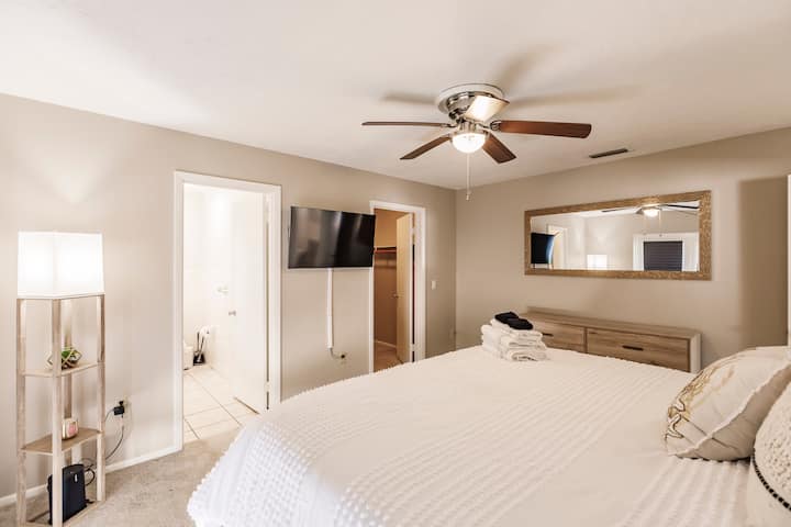 より大きなクローゼットがあるスイートベッドルームです。