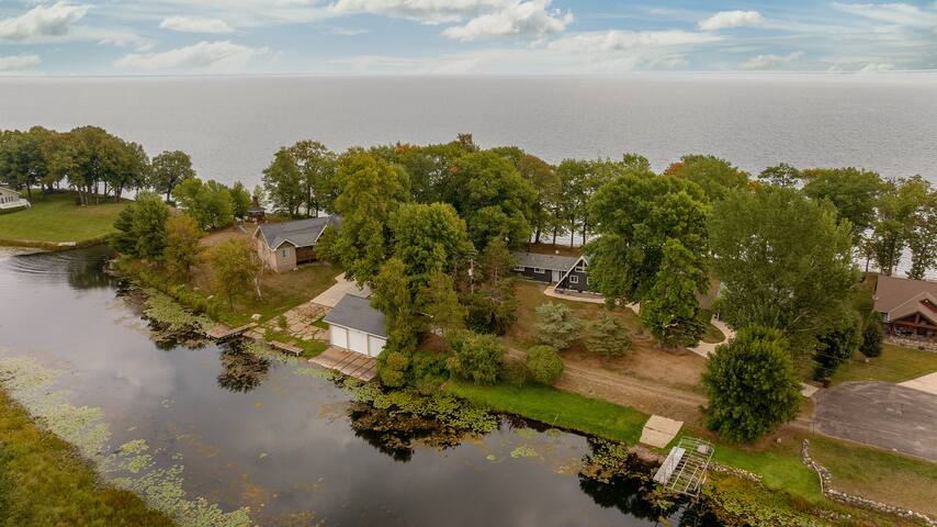2 Masters 2 Docks, Game Room, Incredible Yard gallery image 2
