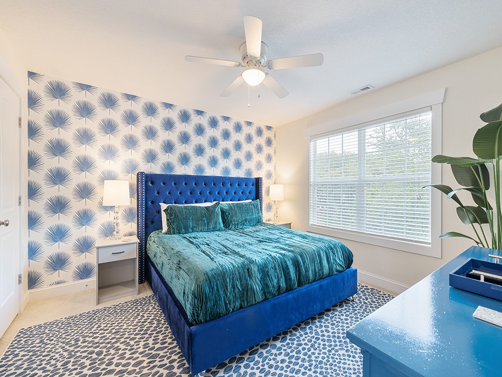 חדר שינה למעלה עם מיטת קינג סייז.