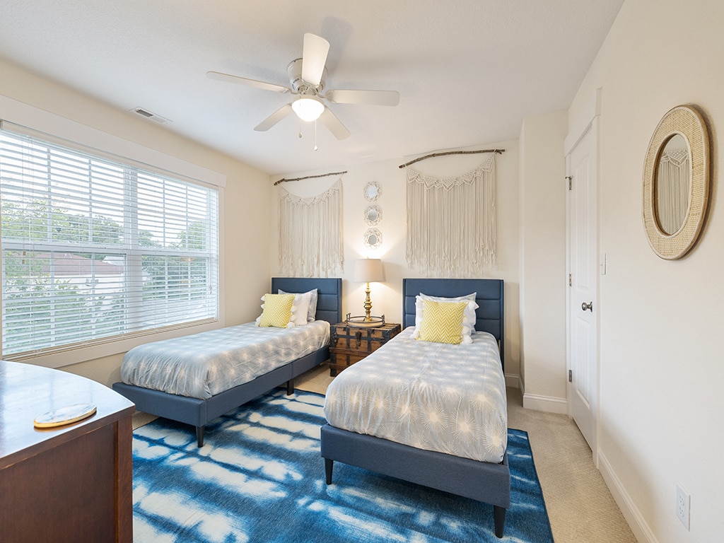 חדר שינה למעלה עם שתי  מיטות XL.