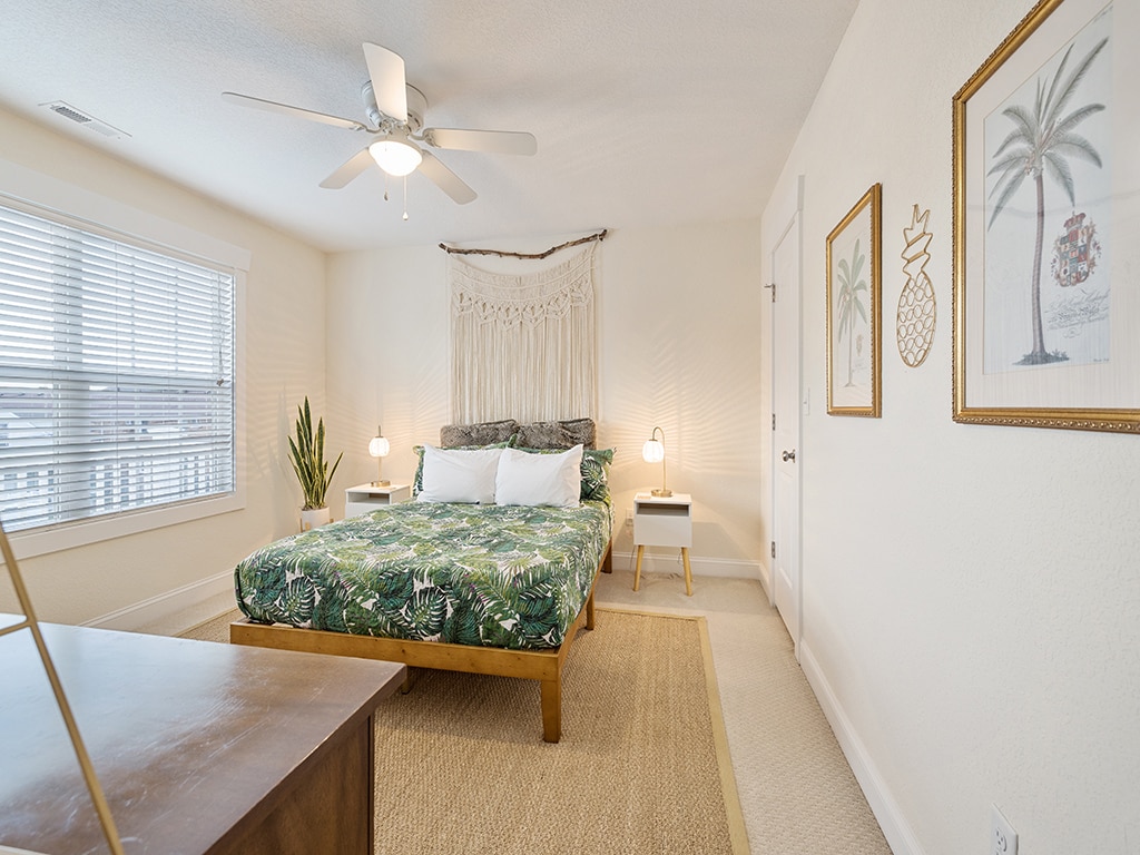 חדר שינה למעלה עם מיטת קווין סייז.