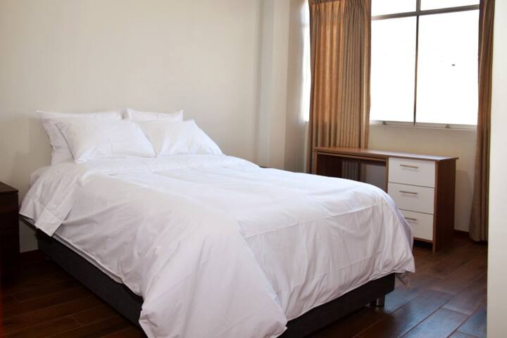 Habitación principal - cama de 2 plazas, sábanas y cobertor de algodón. Espacio de trabajo.
