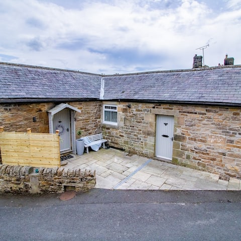 Dog- friendly cottage with woodburner & games room