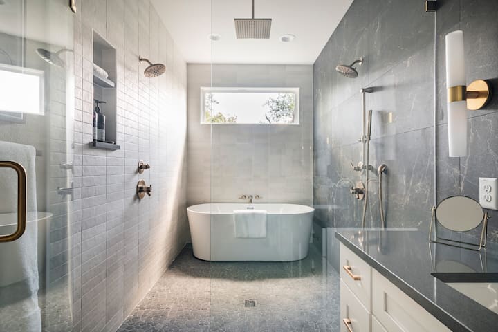 Modern Luxury Home 4 Bd/3 Ba – Mins to Downtown gallery image 3