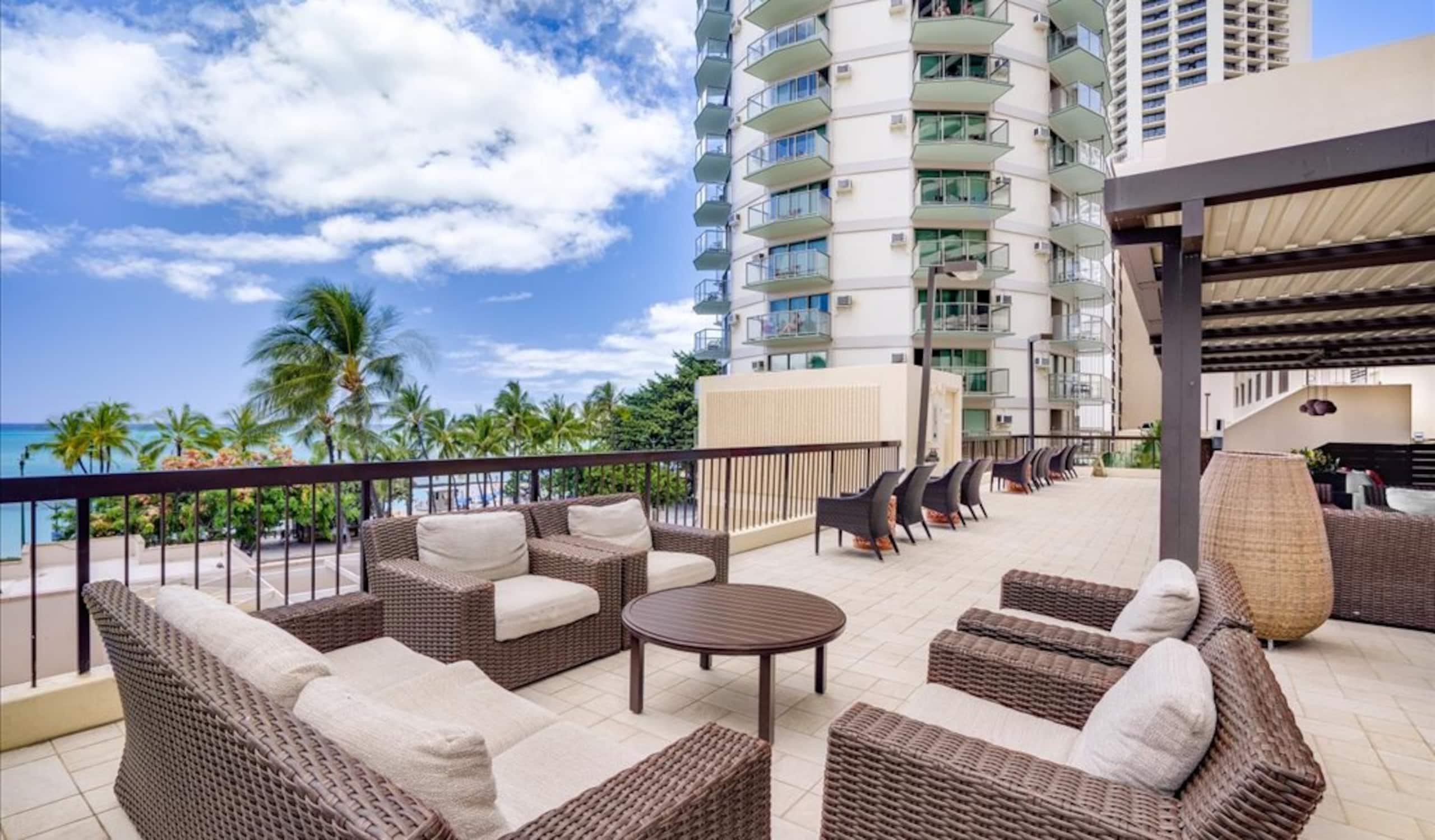 Condo in Honolulu · ★4.87 · 2 bedrooms · 3 beds · 2 private baths - Image 33