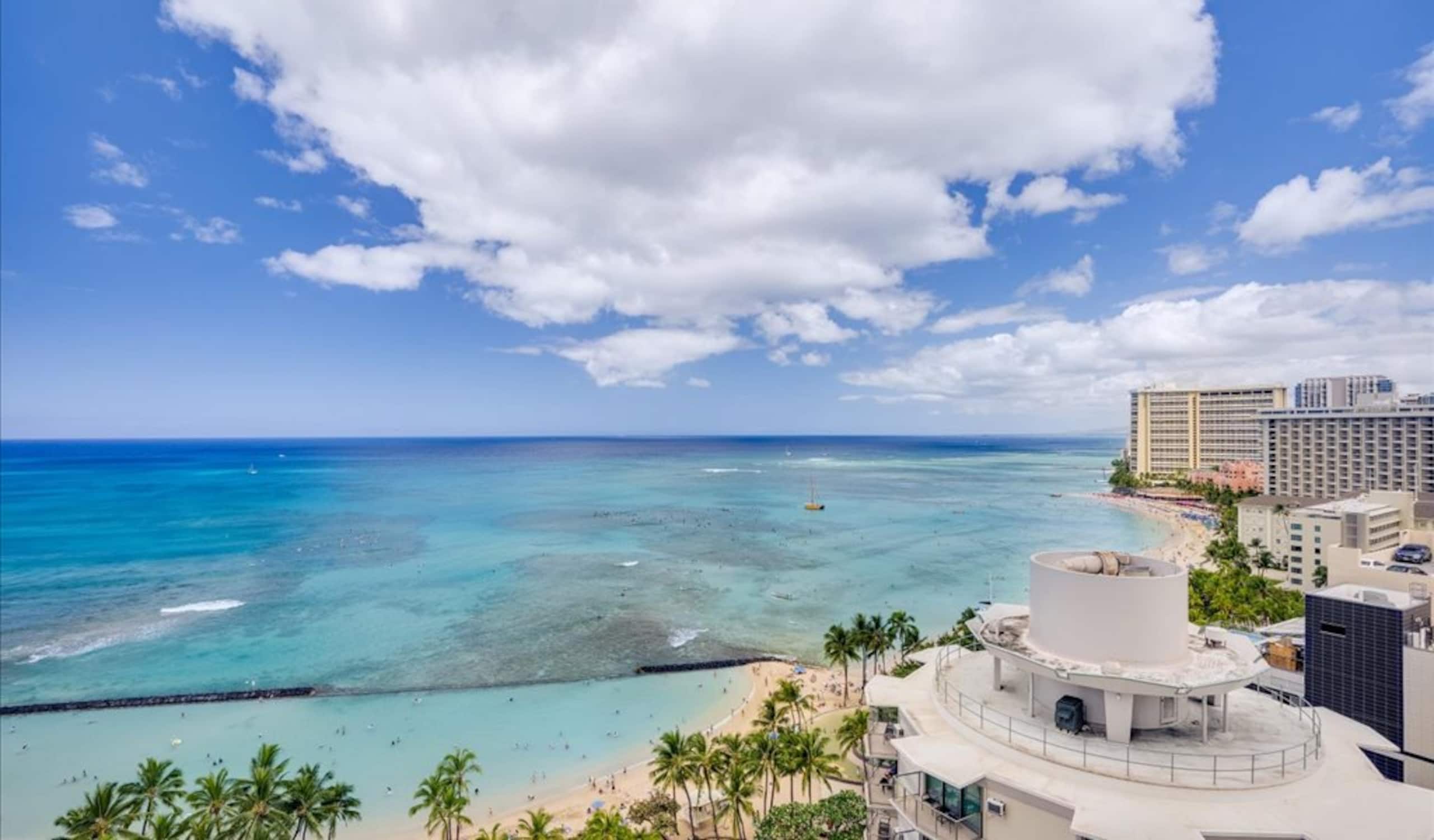 Condo in Honolulu · ★4.87 · 2 bedrooms · 3 beds · 2 private baths - Image 43