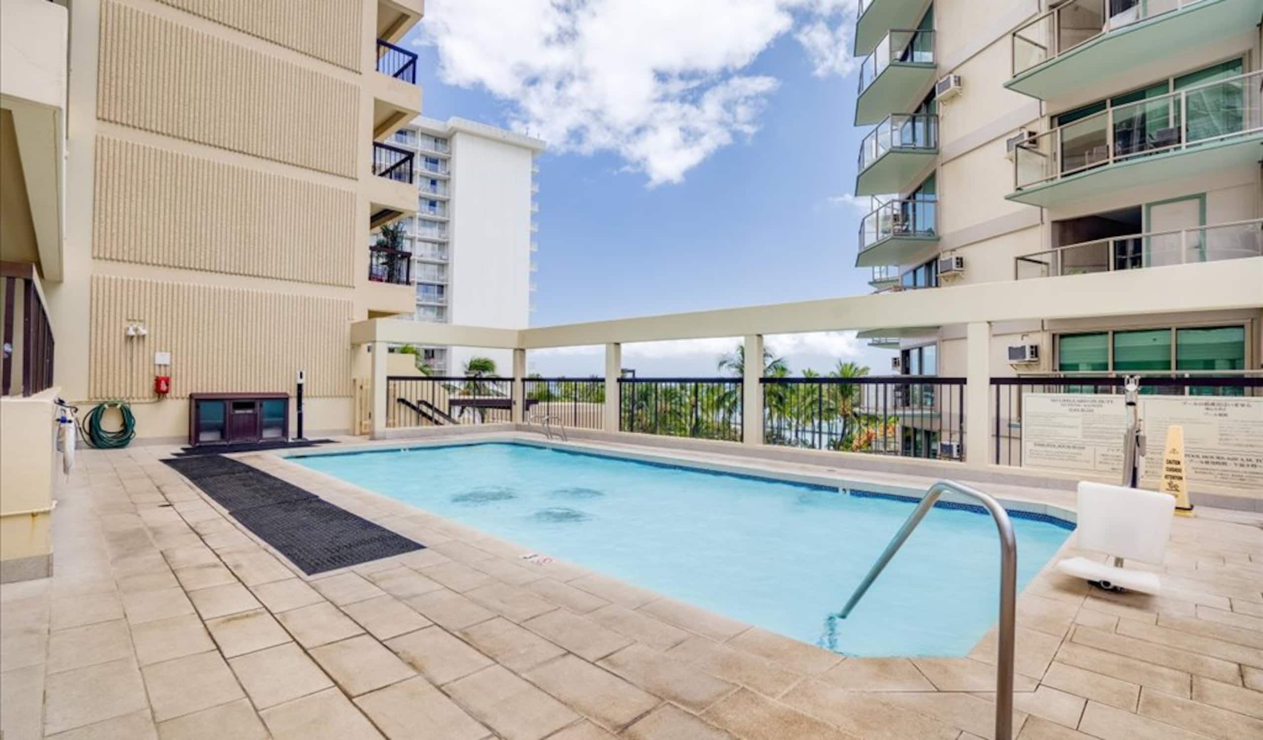 Condo in Honolulu · ★4.87 · 2 bedrooms · 3 beds · 2 private baths - Image 36