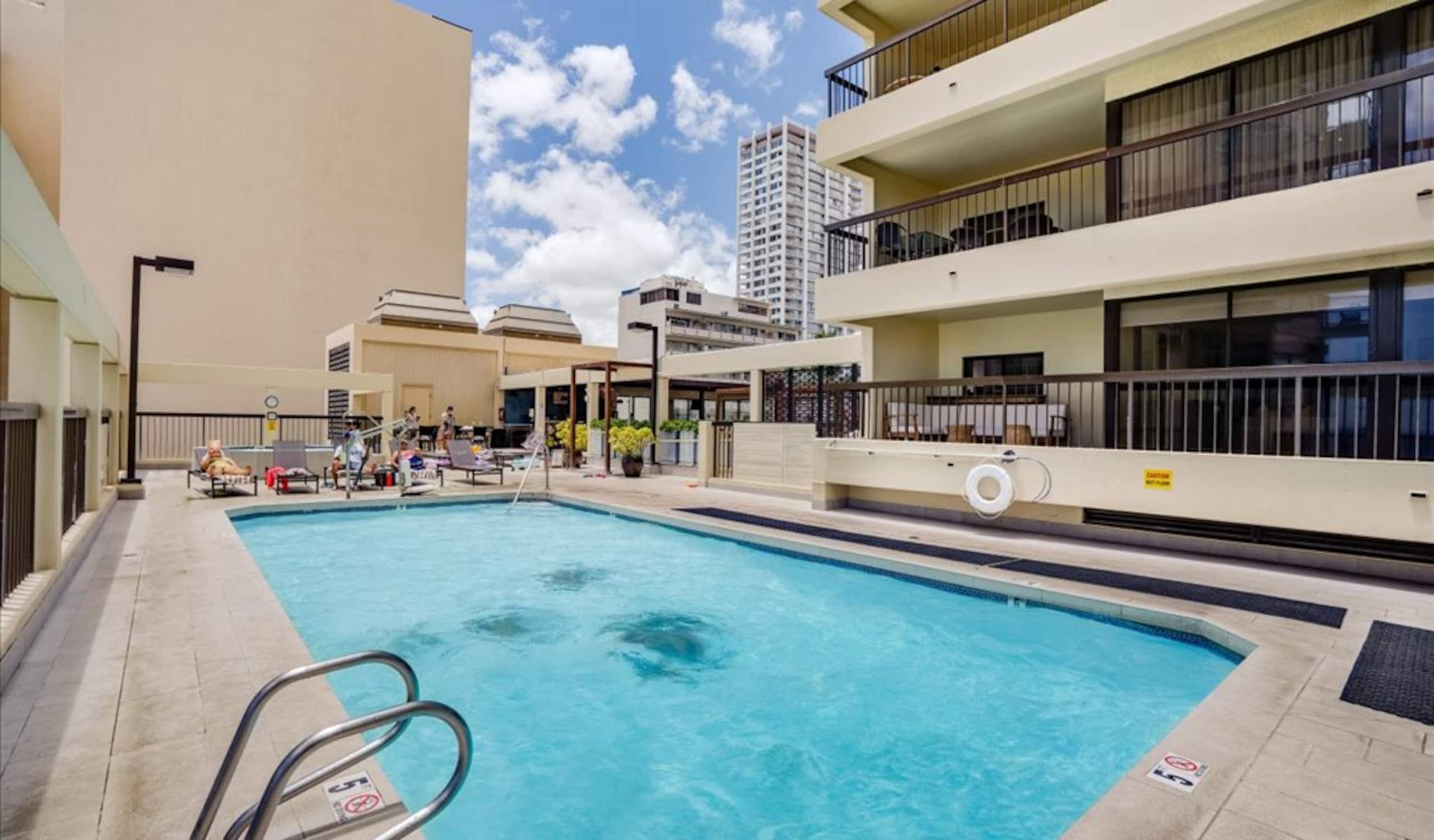 Condo in Honolulu · ★4.87 · 2 bedrooms · 3 beds · 2 private baths - Image 37