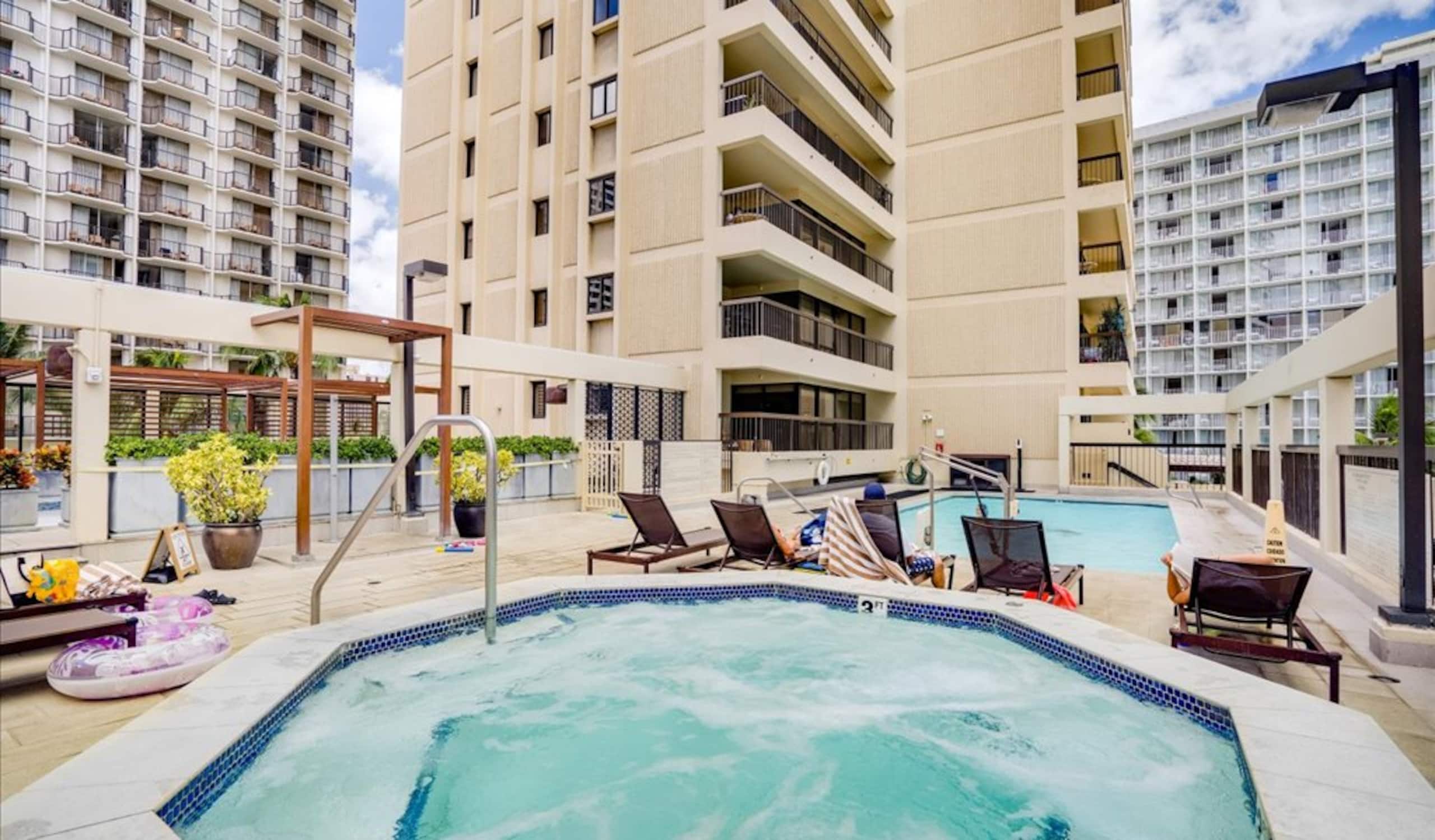 Condo in Honolulu · ★4.87 · 2 bedrooms · 3 beds · 2 private baths - Image 38