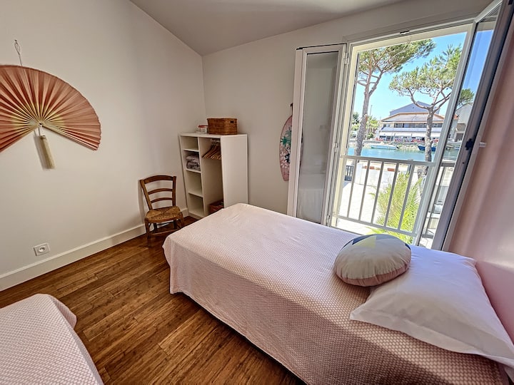 Საძინებელი 2 საწოლით 200 × 90 სმ-ზე მეტი არხის ხედით და გემებით!