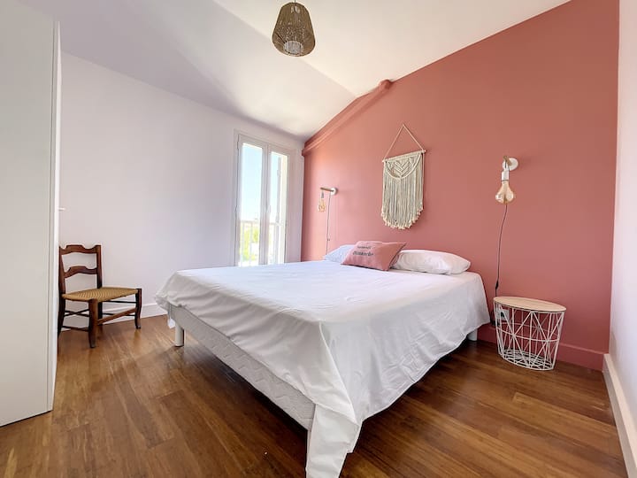 Საძინებელი ორადგილიანი საწოლით 160 × 200 
(კონდიციონერი )