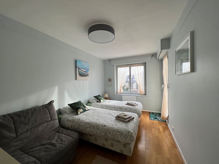 Dhoma e gjumit 2 (12.5 m2) me 2 krevate tek dhe një krevat që paloset me kolltuk. Krevat i ri ombrellë shtesë . Përballë juglindore, qasje e drejtpërdrejtë në tarracë. Fustan me sirtarë