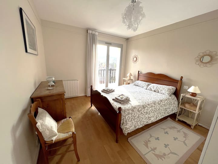 Dhomë gjumi master (12 m2) pamje 1, me pamje nga jug-lindja. Diell në mëngjes, hyrje në tarracë, sirtar dhe gardërobë e madhe. 