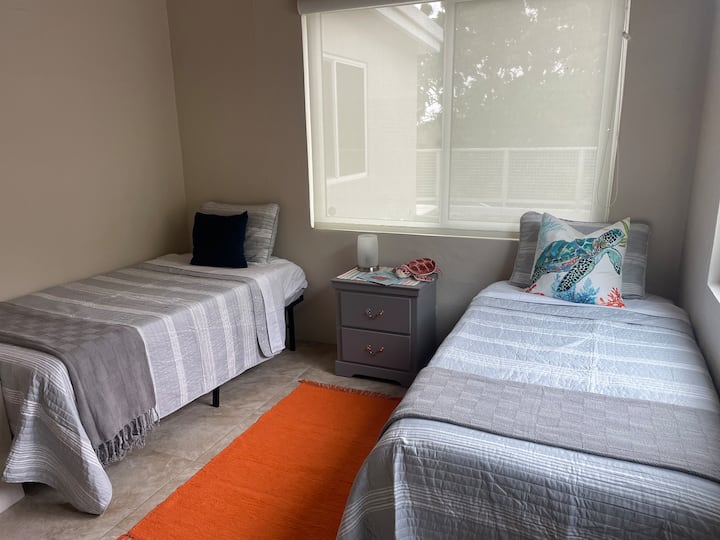 Bovenkamer met twee eenpersoonsbedden