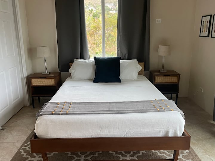 Queensize bed boven met ensuite