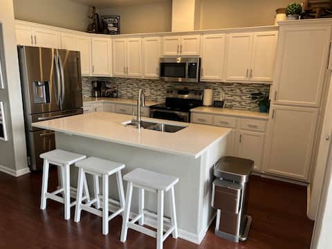 KING Bed•Hot Tub•Parks•Large Patio•4 Bedrooms