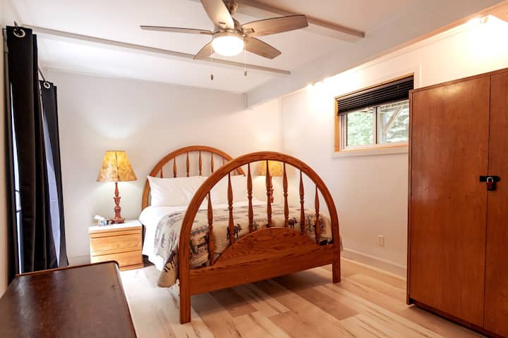 The main floor bedroom features a comfortable Queen bed and ensuite privileges.