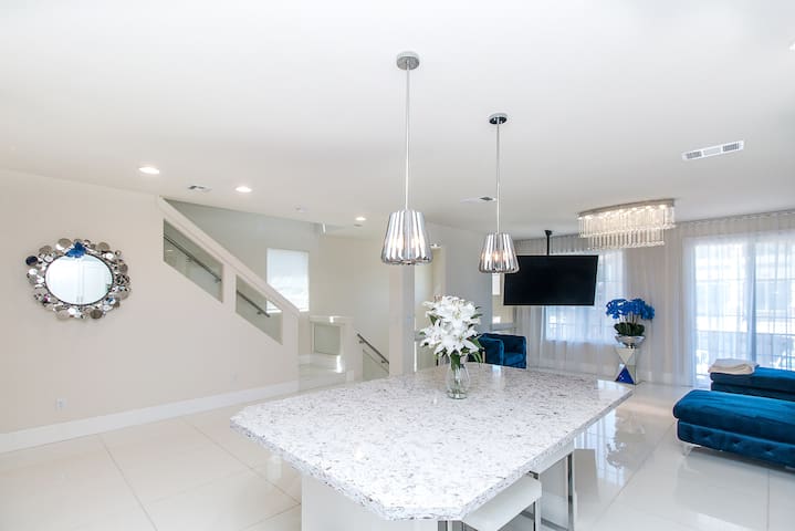 Stunning 4 beds/ HUGE POOL in Iconic LAS VEGAS