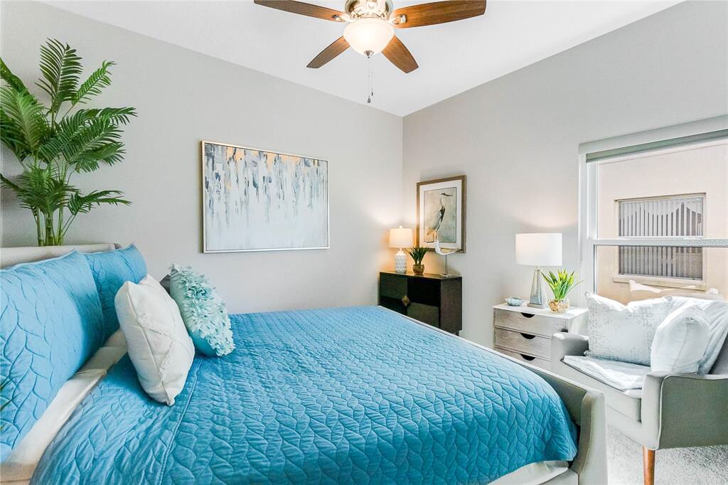 غرفة نوم في الطابق الرئيسي بسرير بحجم كينغ