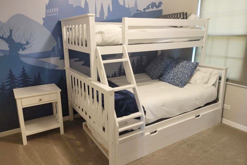 غرفة بطابقين في الطابق العلوي بسرير مزدوج في الأعلى، وسرير مزدوج في الأسفل، وسرير مزدوج