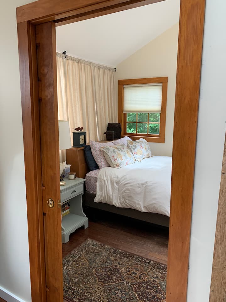 Საწოლი, უჯრები და ფანჯრები.