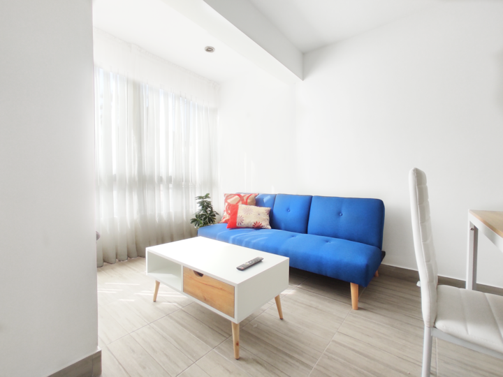 Მისაღებ სივრცეში კომფორტული გასაშლელი დივანი, რომელიც დამატებით ერთ სტუმარს იტევს.