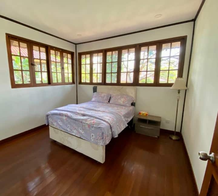 Спална соба 1 со гардероба во целосна големина. Клима уред во спалната соба.