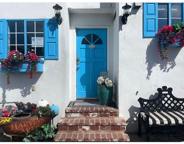 In Town • Walk to Beach “The Catalina Life”