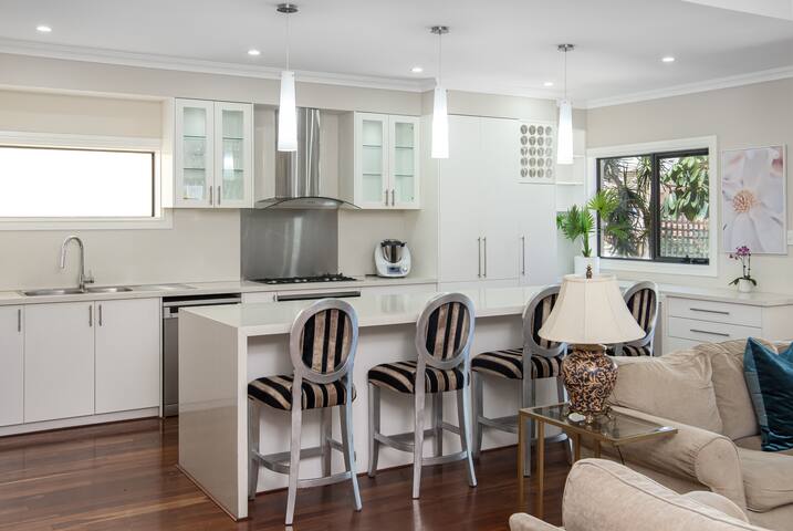 4 Bedroom Luxury Home in South Perth gallery image 3