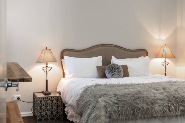 4 Bedroom Luxury Home in South Perth gallery image 4