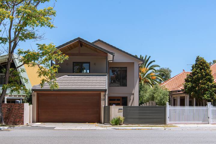 4 Bedroom Luxury Home in South Perth gallery image 2